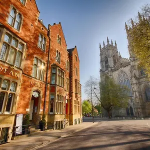 Szálloda The Dean Court, York